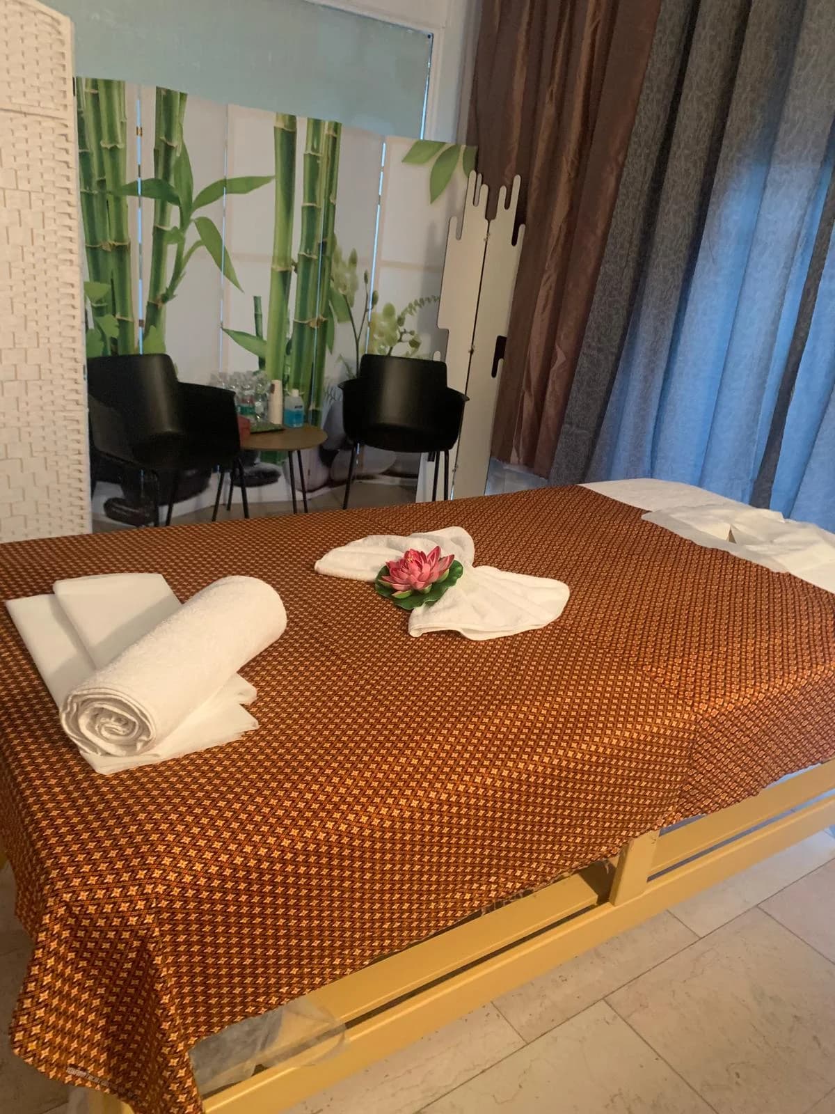 Vorbereitete Massageliege vor Bambus-Wandbild