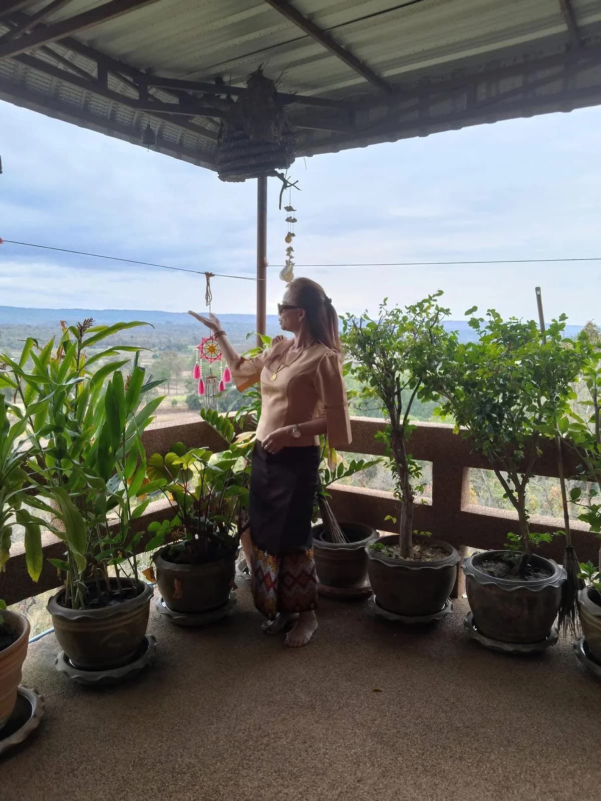 Pia auf einer Terrasse in Thailand