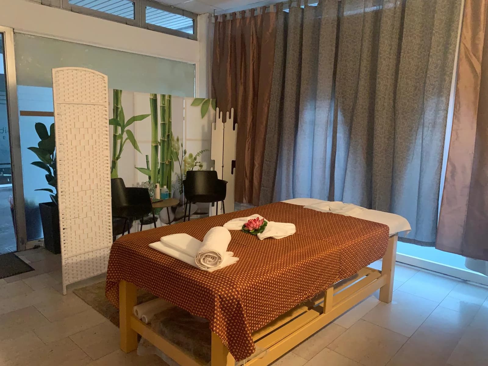 Traditionelle Thai-Massage im Behandlungsraum